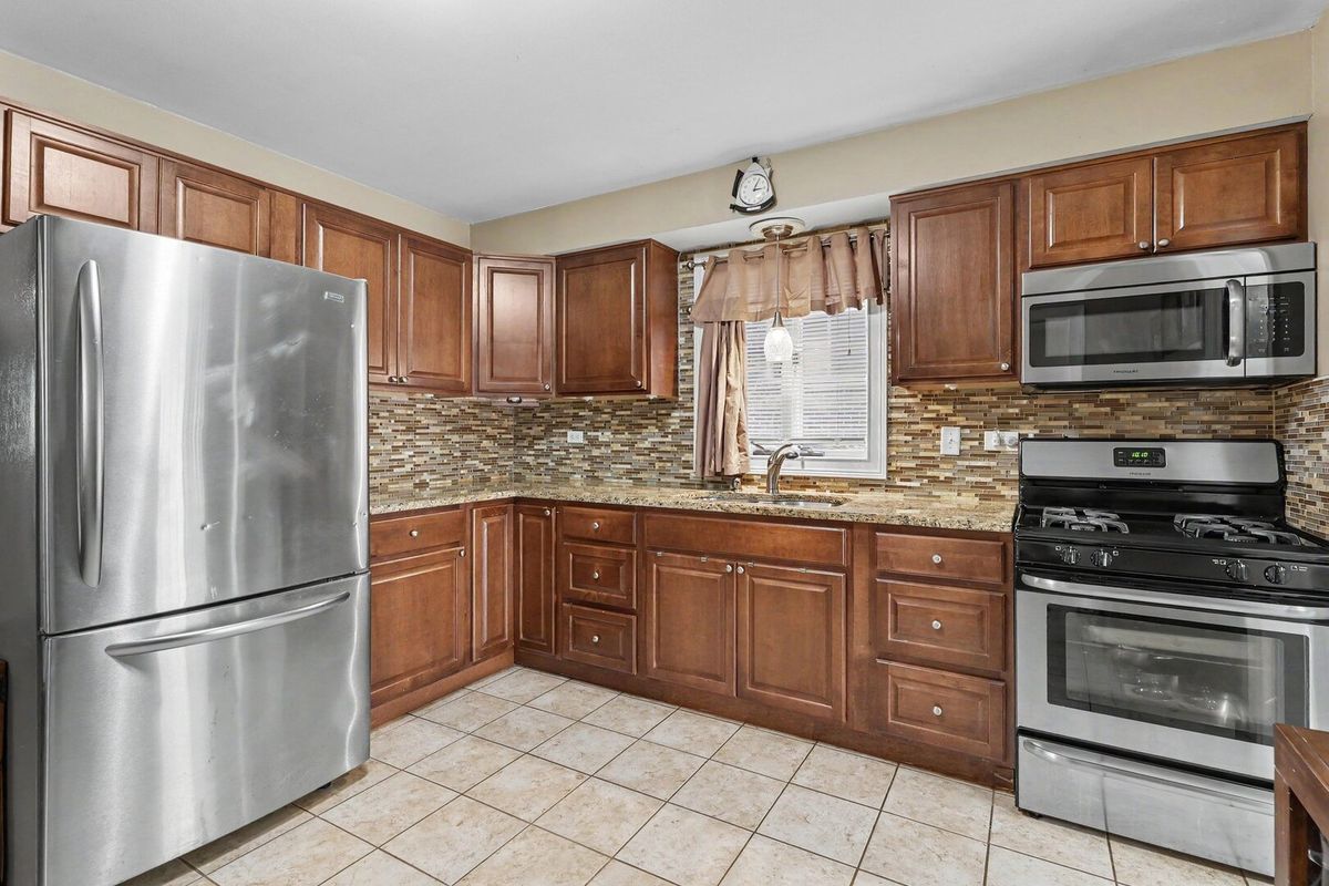 9002 S Parkside Ave, Oak Lawn, IL 60453 — photo 8