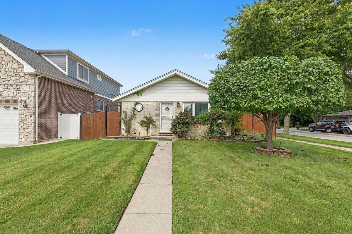 9002 S Parkside Ave, Oak Lawn, IL 60453 — photo 2