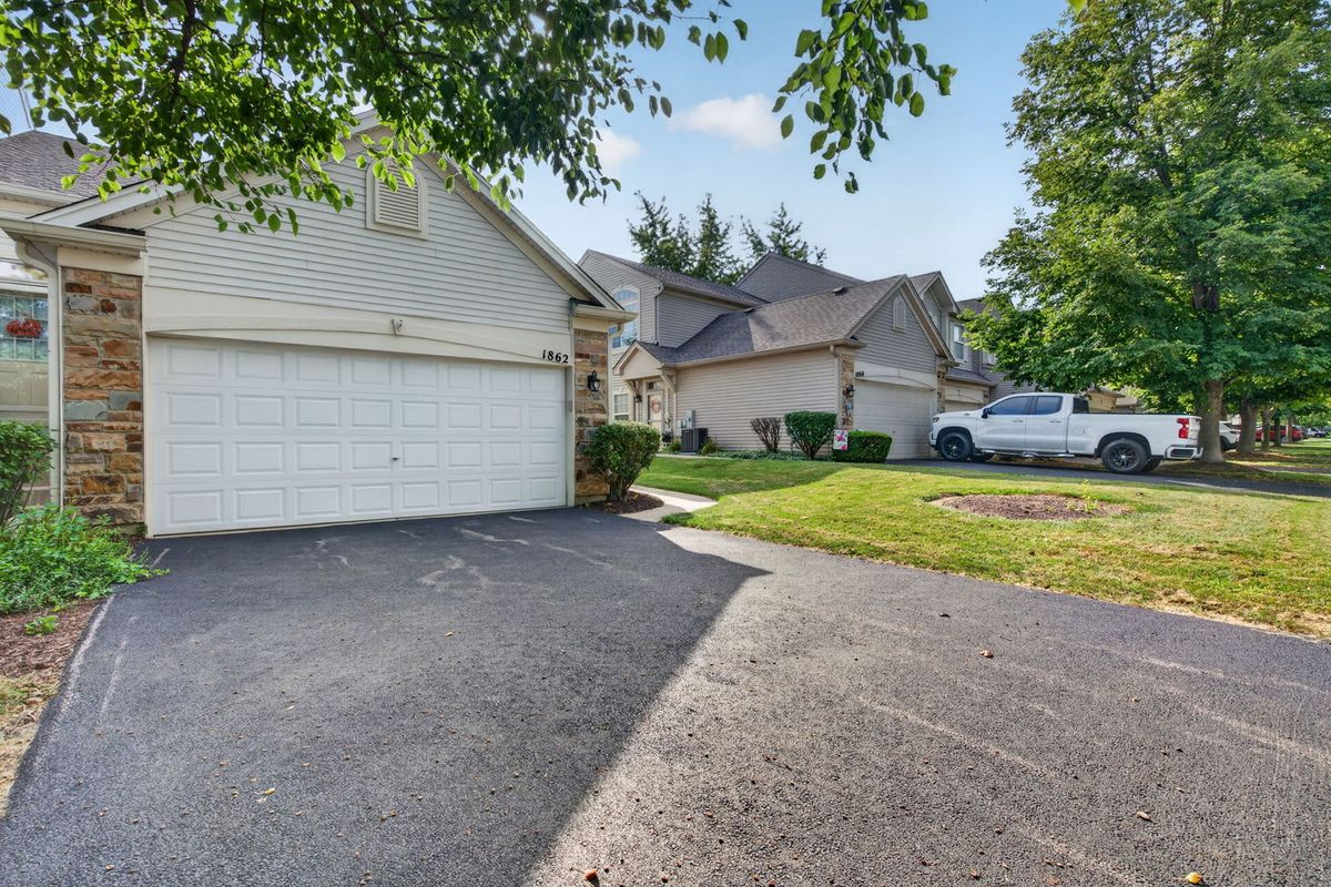 1862 Wisteria Dr #1862, Aurora, IL 60503