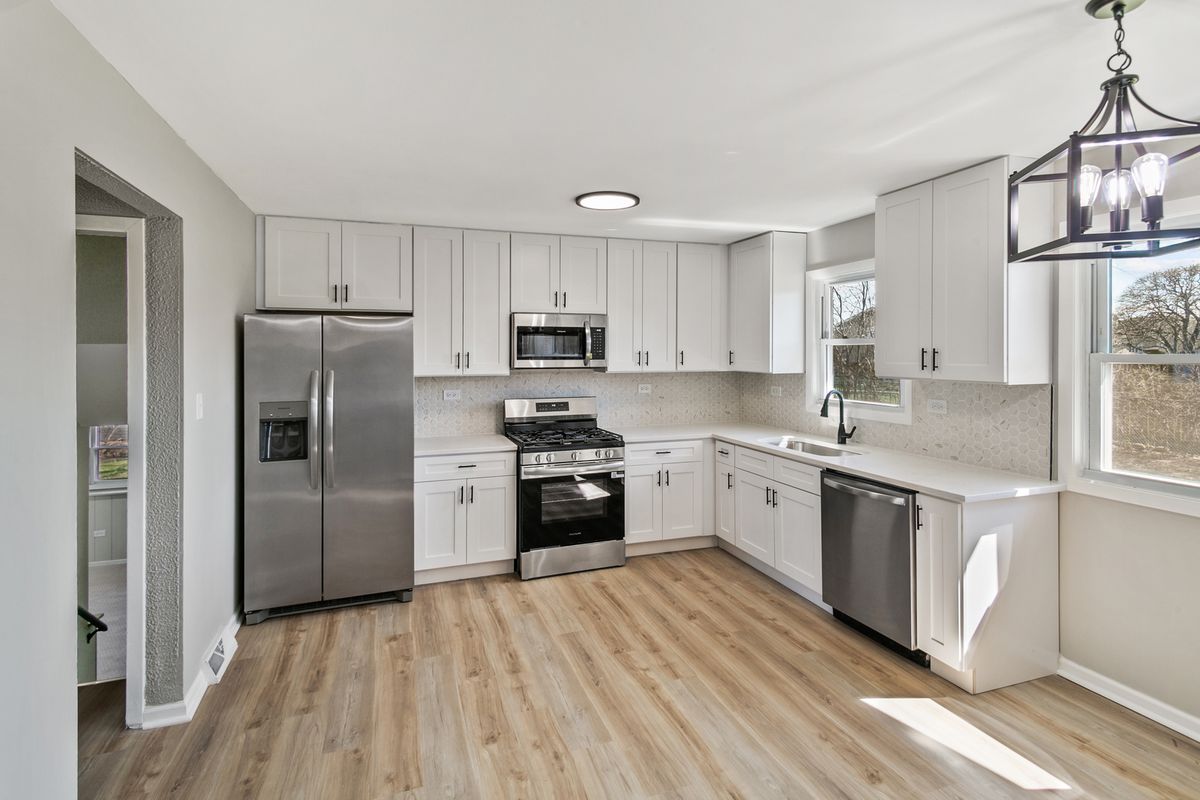 6151 Victoria Dr, Oak Forest, IL 60452 — photo 3