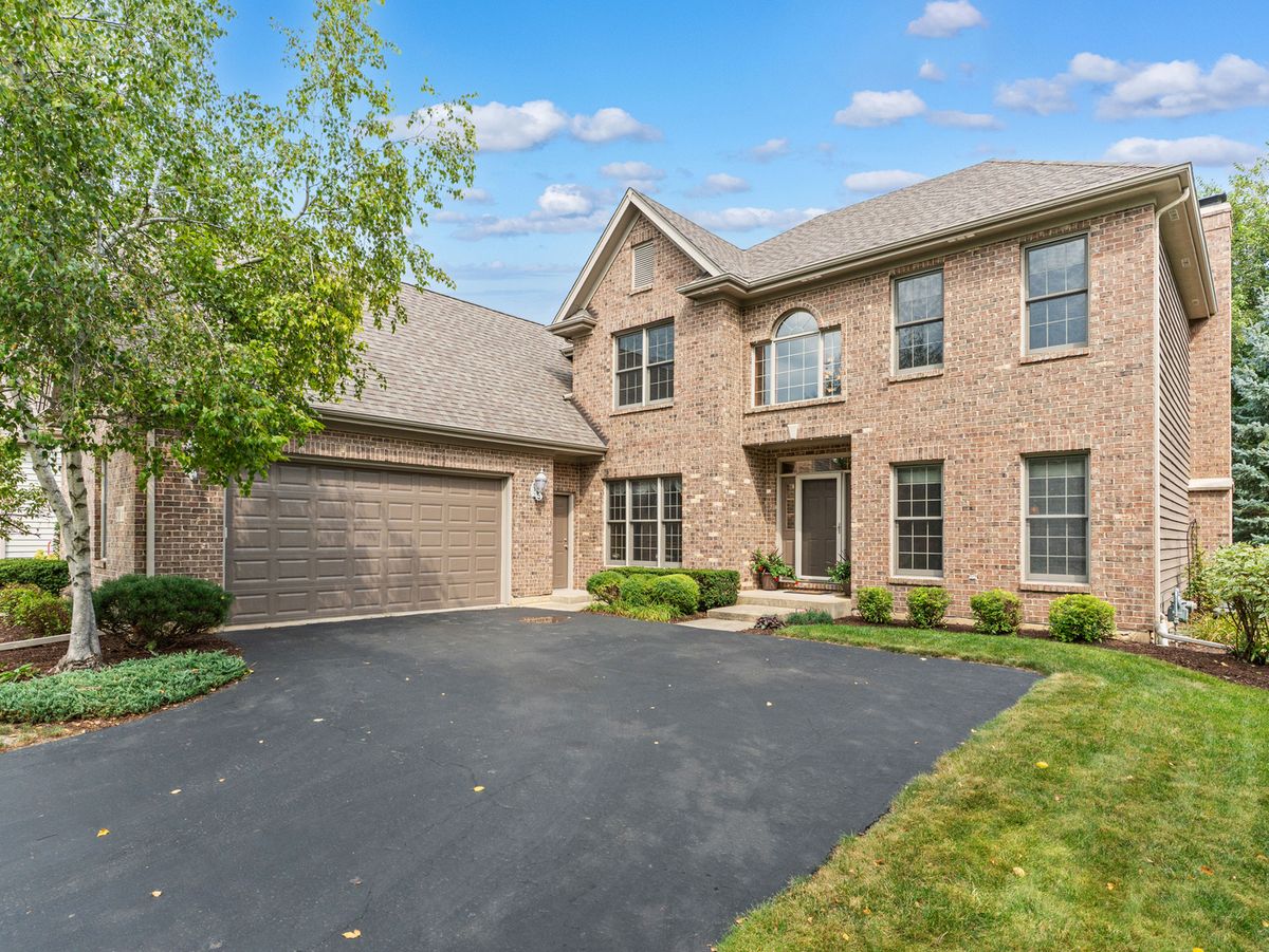 707 Evergreen Ln, Sugar Grove, IL 60554