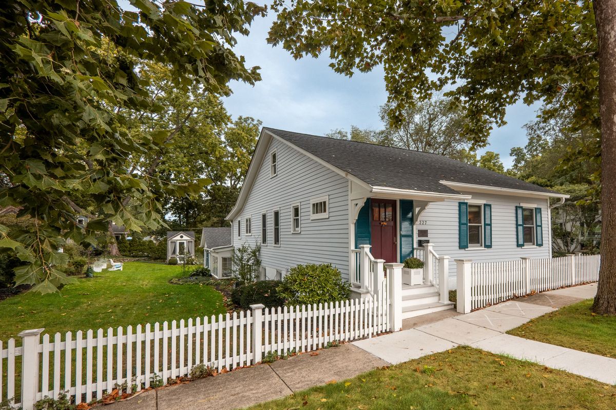 227 S 2nd St, Geneva, IL 60134
