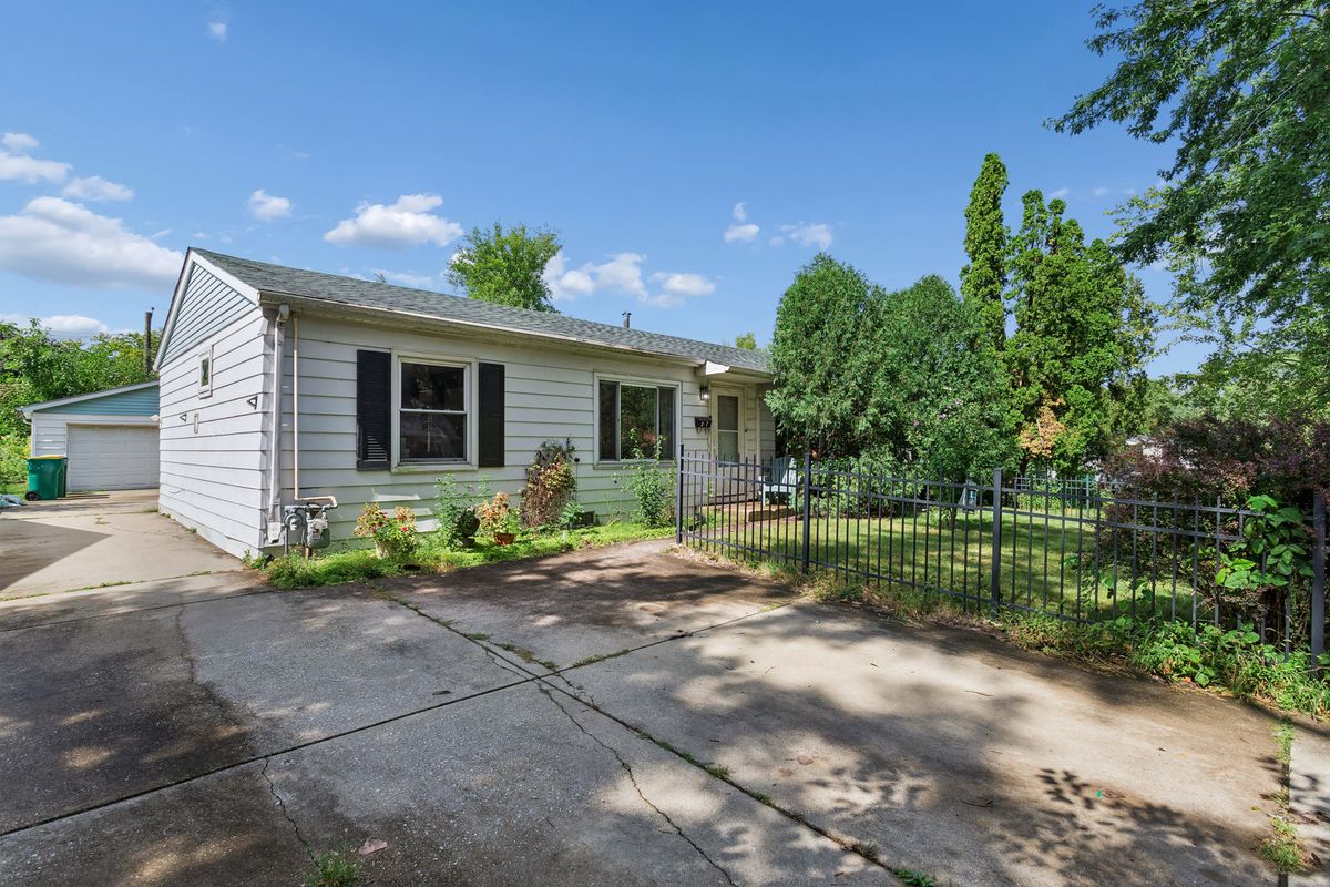 307 Edinburgh Dr, Lockport, IL 60441 — photo 2