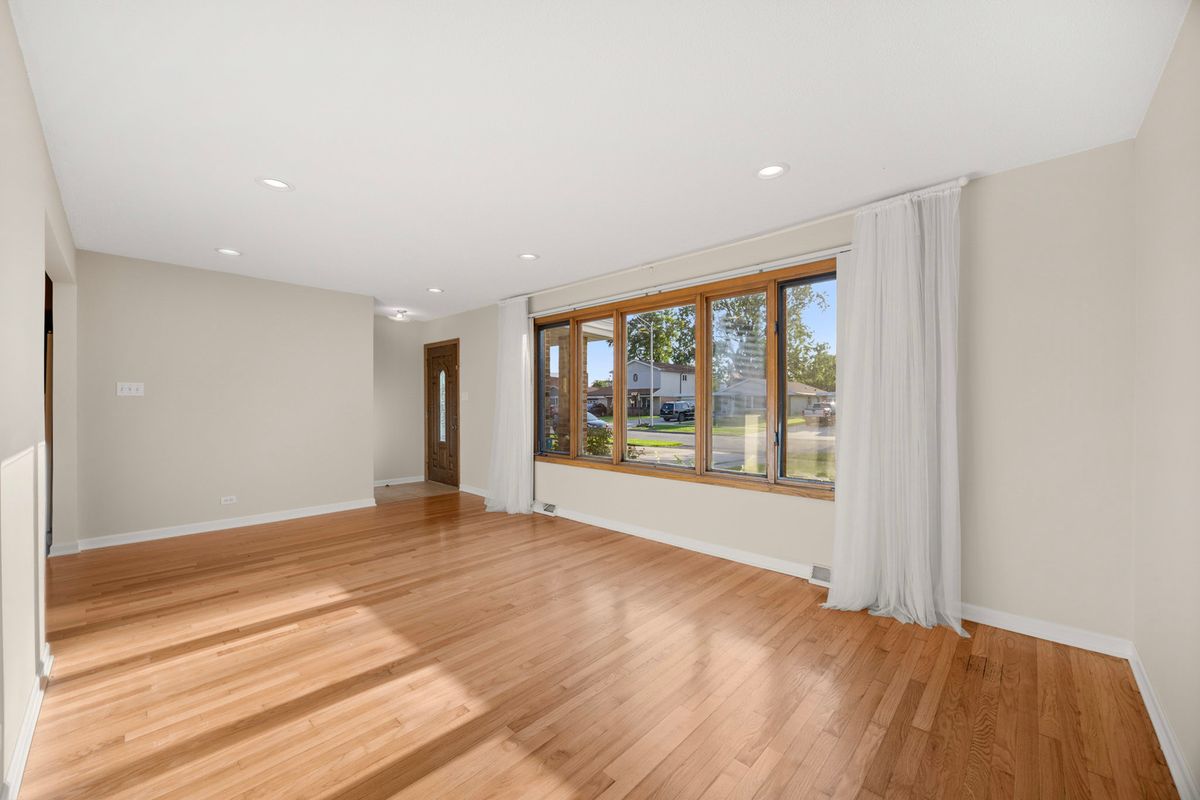 11009 S Mansfield Ave, Chicago Ridge, IL 60415 — photo 4
