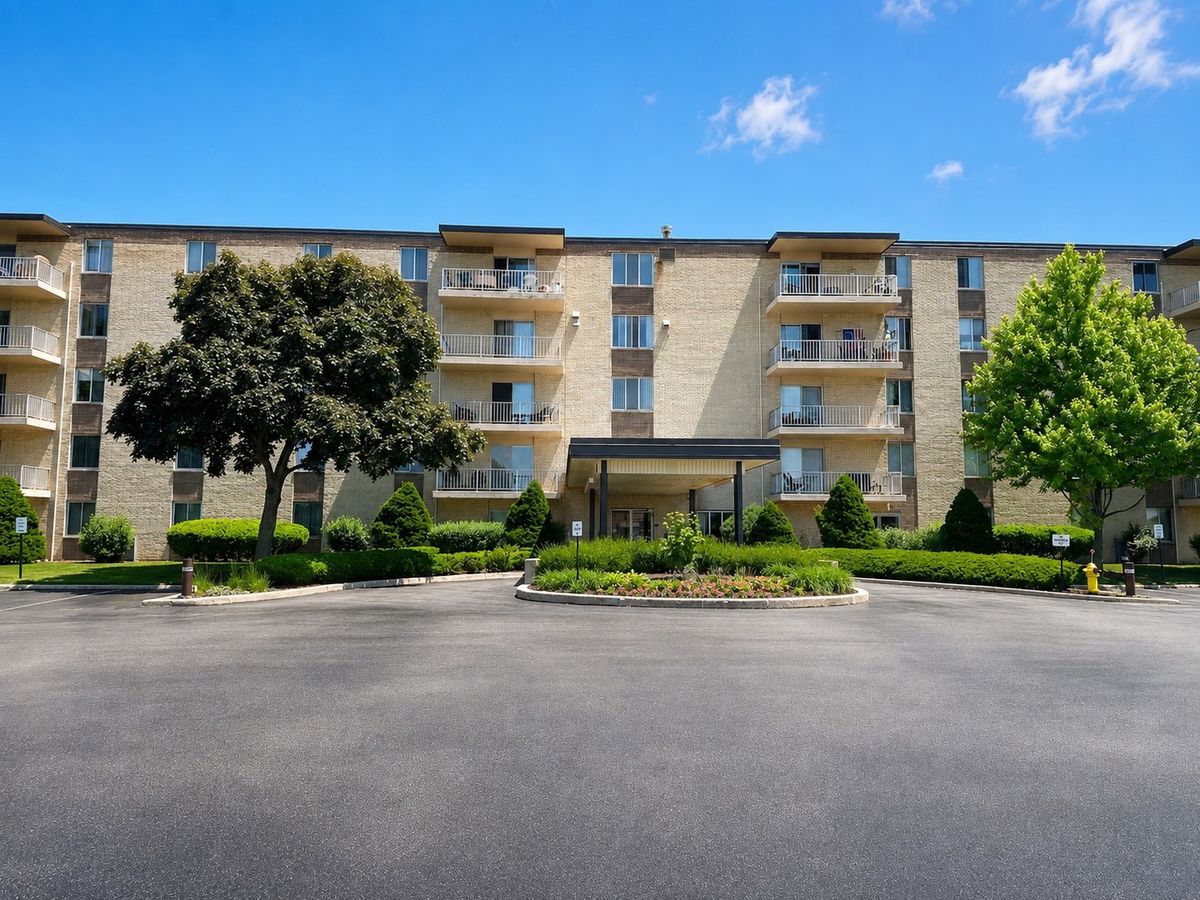 110 W Butterfield Rd #402S, Elmhurst, IL 60126