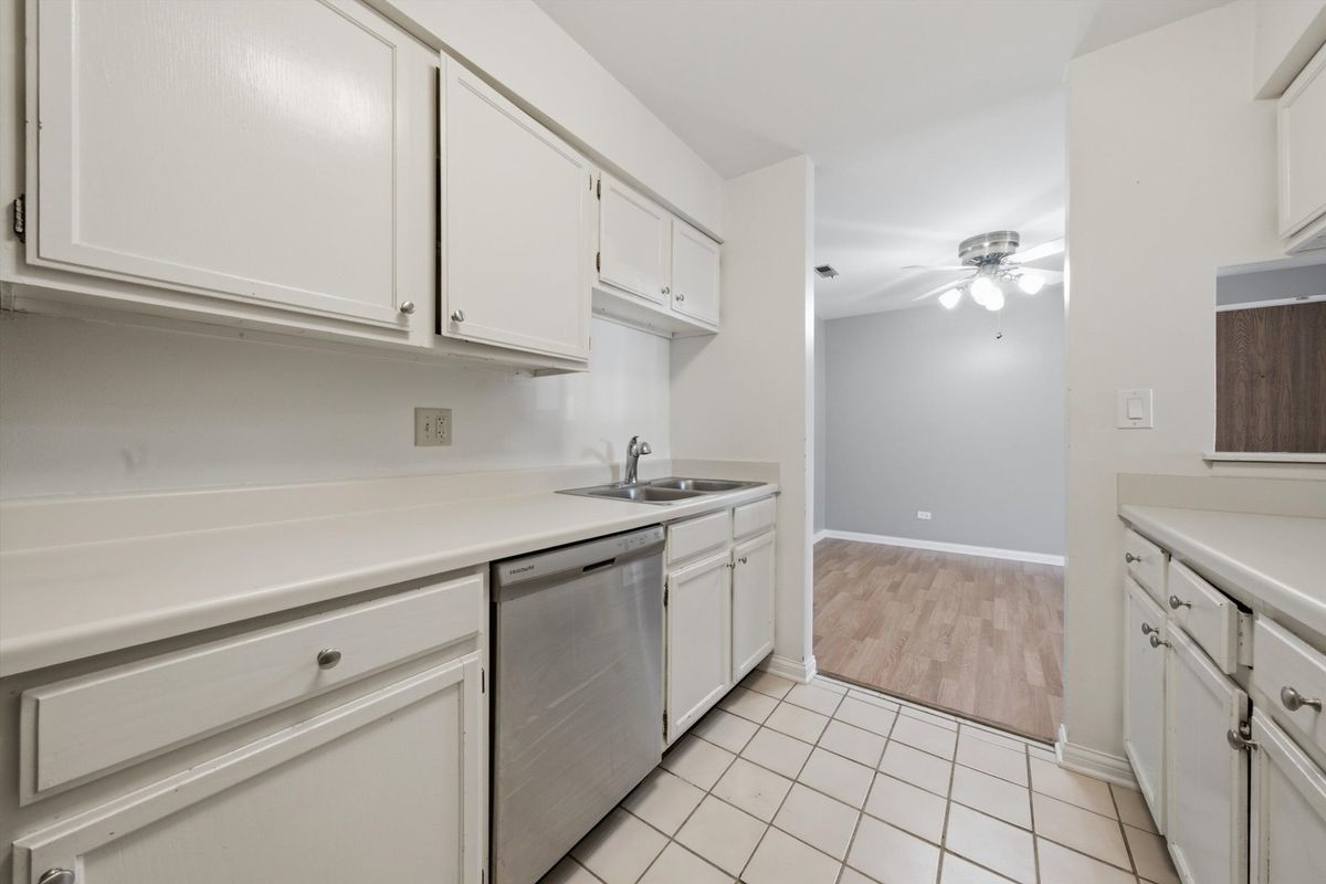 1422 Stonebridge Cir #M5, Wheaton, IL 60189 — photo 8