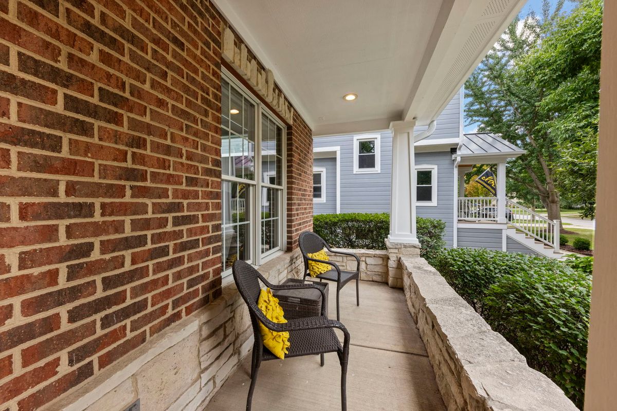 133 N Clinton Ave, Elmhurst, IL 60126 — photo 3