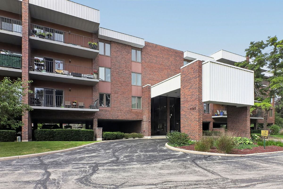 6585 Main St #202, Downers Grove, IL 60516