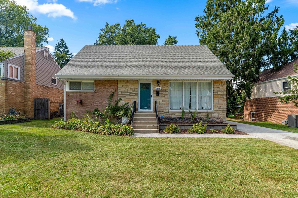 18516 Clyde Rd, Homewood, IL 60430