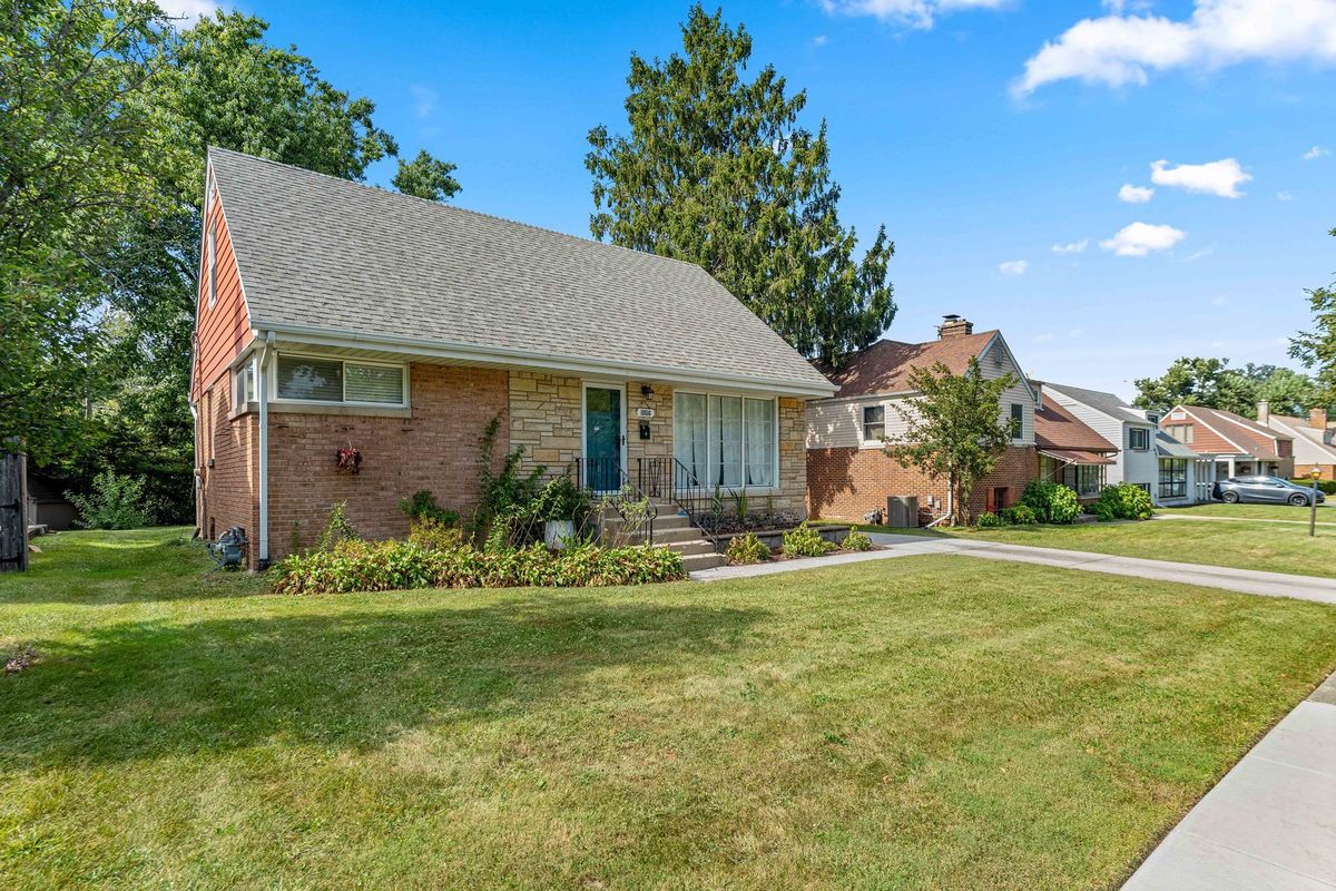 18516 Clyde Rd, Homewood, IL 60430 — photo 2