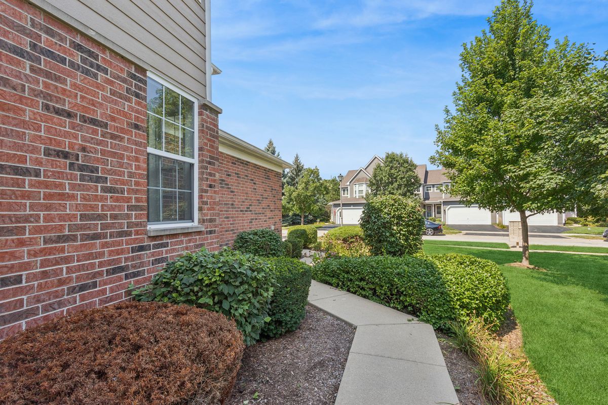 135 Tanglewood Dr, Glen Ellyn, IL 60137 — photo 4