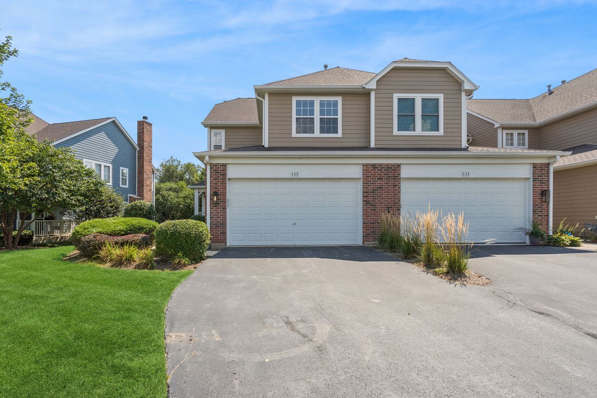 135 Tanglewood Dr, Glen Ellyn, IL 60137