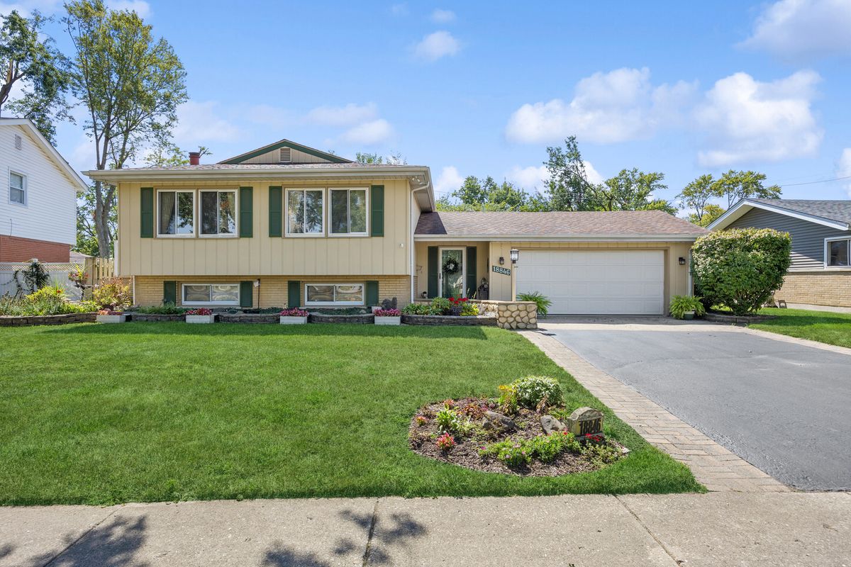 18846 Queens Rd, Homewood, IL 60430