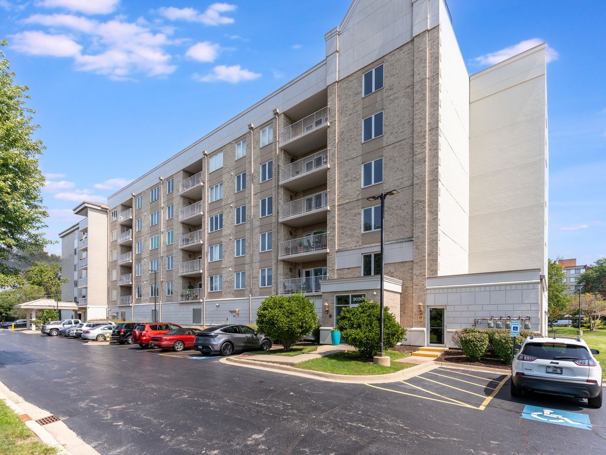 2030 Saint Regis Dr #412, Lombard, IL 60148