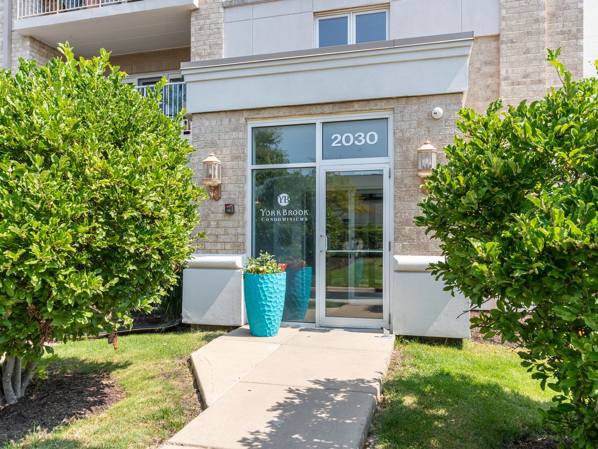 2030 Saint Regis Dr #412, Lombard, IL 60148 — photo 2