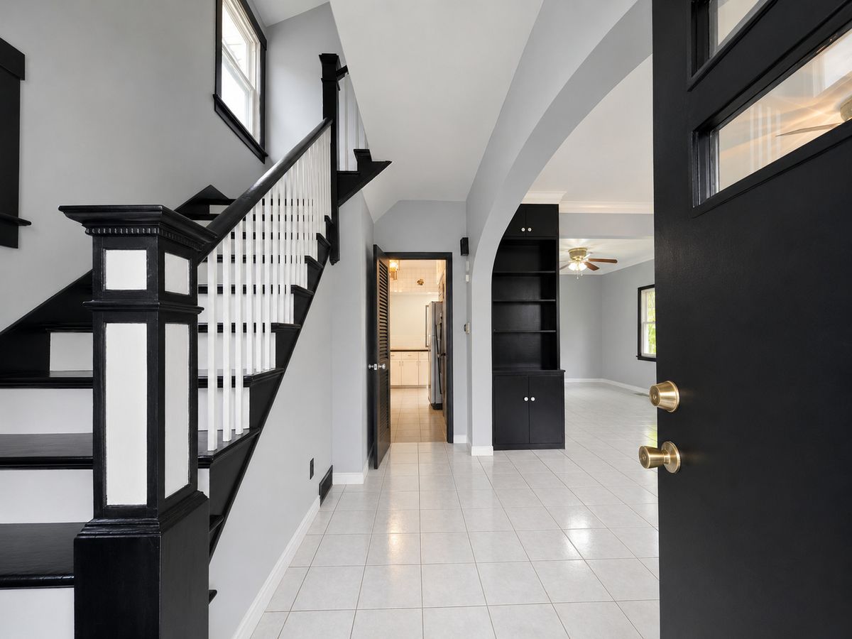 506 Barrett St, Elgin, IL 60120 — photo 3