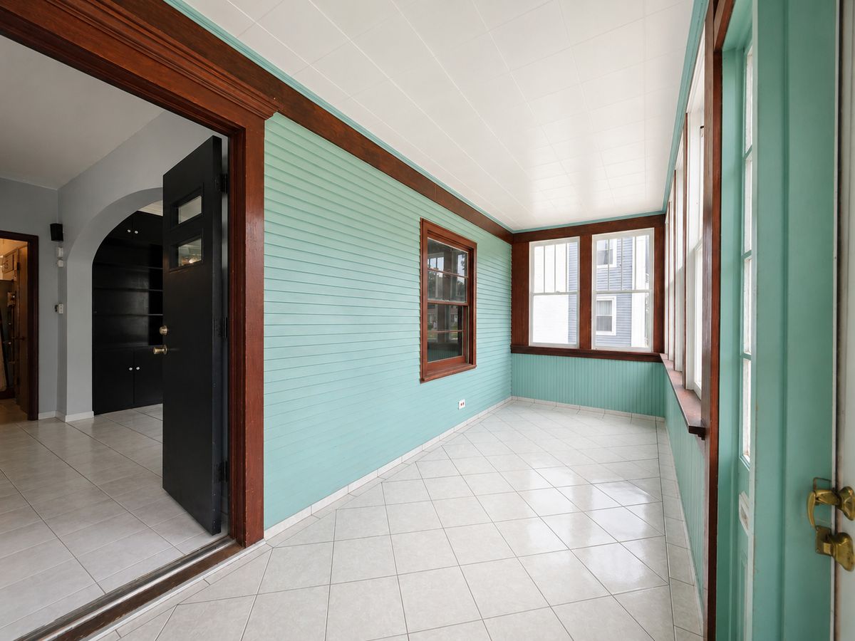 506 Barrett St, Elgin, IL 60120 — photo 2