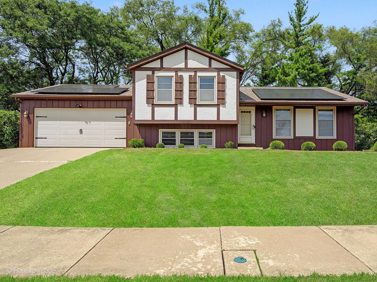 800 Marston Ave, Glen Ellyn, IL 60137