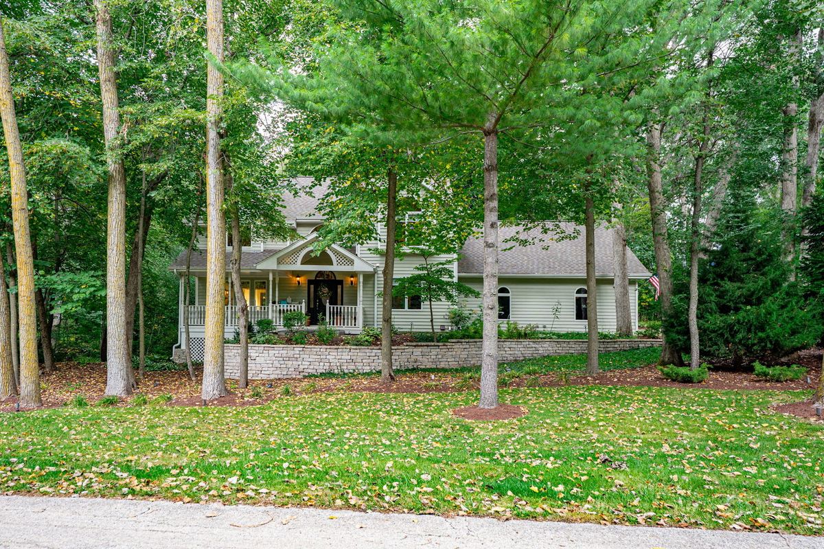 42w142 Ravine Dr, St. Charles, IL 60175 — photo 2