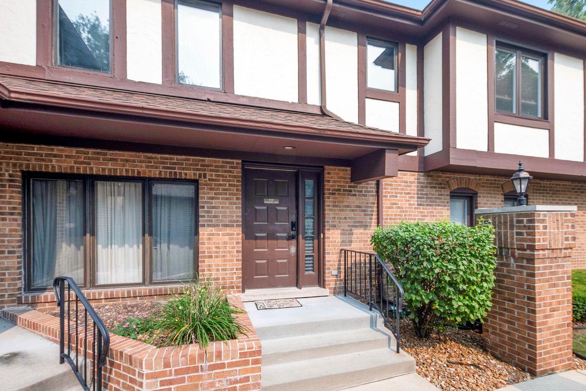 12250 S Dogwood Ln, Palos Heights, IL 60463