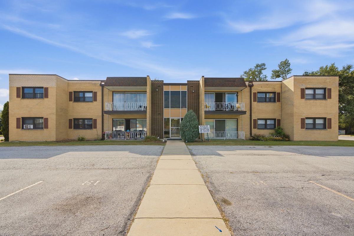 18320 Cherry Creek Dr #8, Homewood, IL 60430