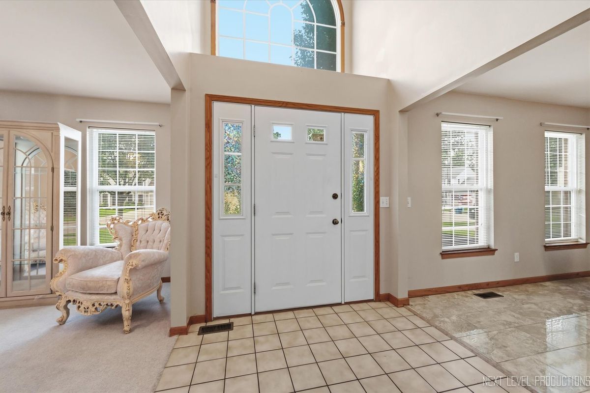 2513 Briarwood Ct, Aurora, IL 60506 — photo 2