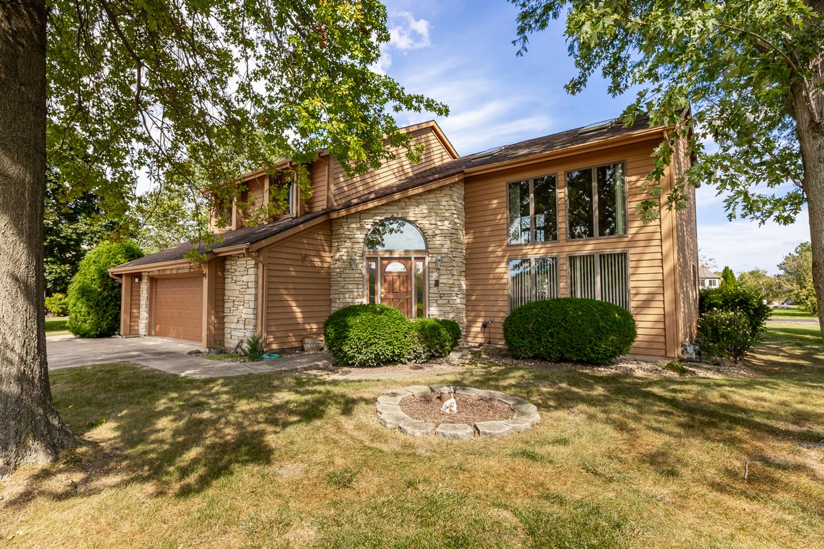 9s041 Stearman Dr, Naperville, IL 60564