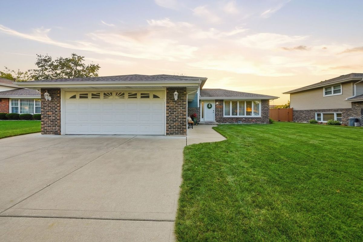 10548 S Tod Dr, Palos Hills, IL 60465