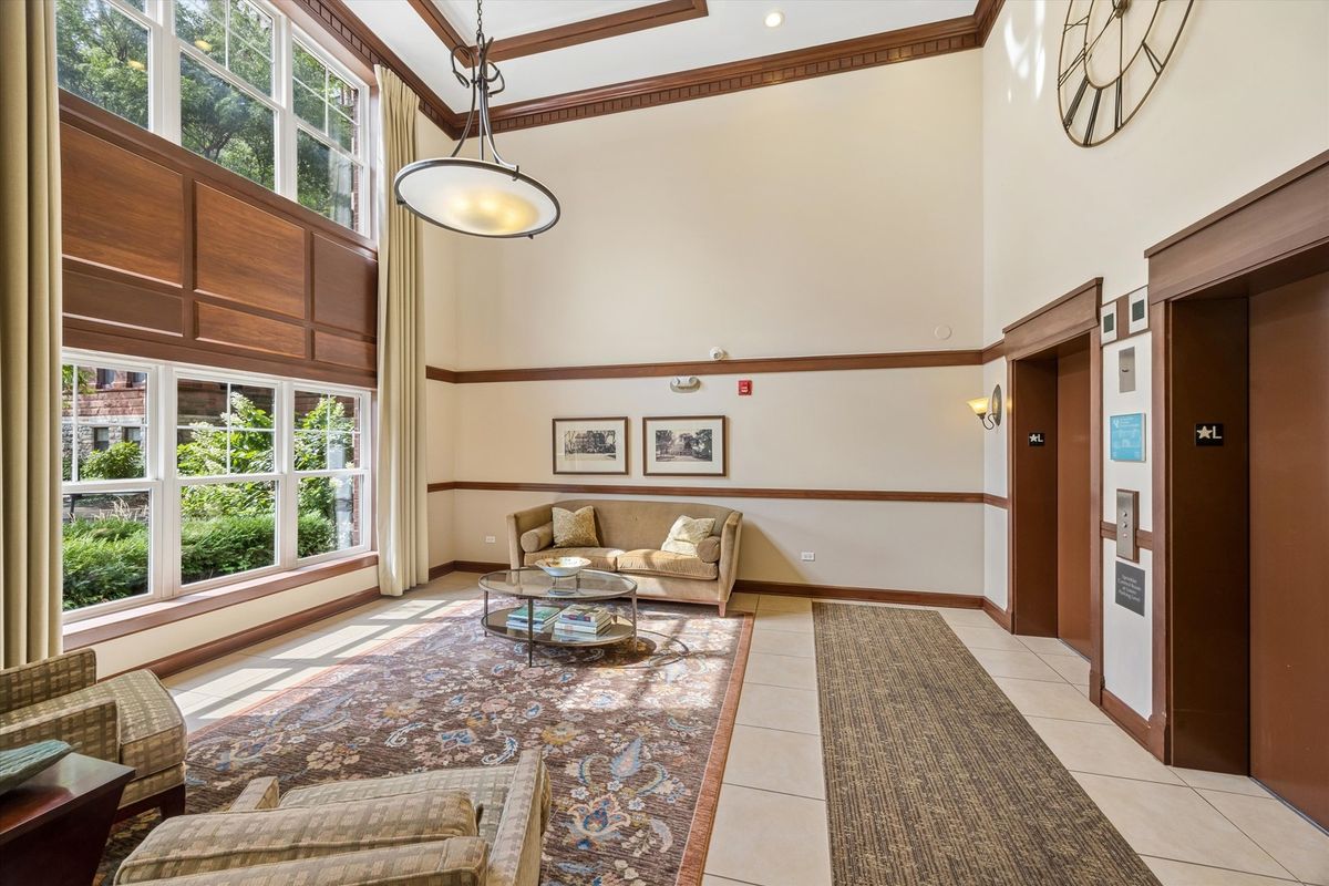 255 E Liberty Dr #203, Wheaton, IL 60187 — photo 2