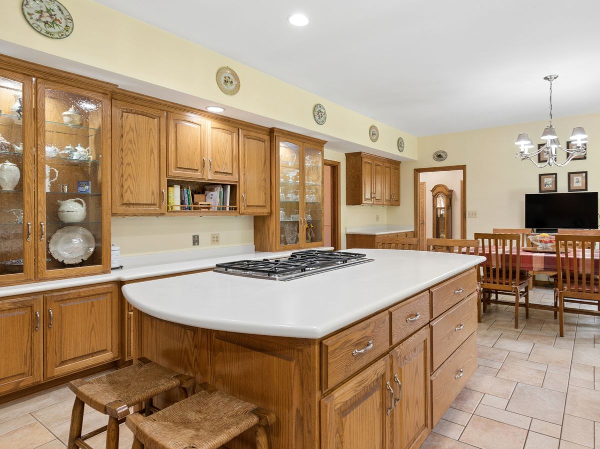 130 N Buckingham Dr, Sugar Grove, IL 60554 — photo 8