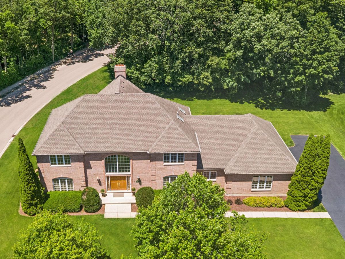 130 N Buckingham Dr, Sugar Grove, IL 60554