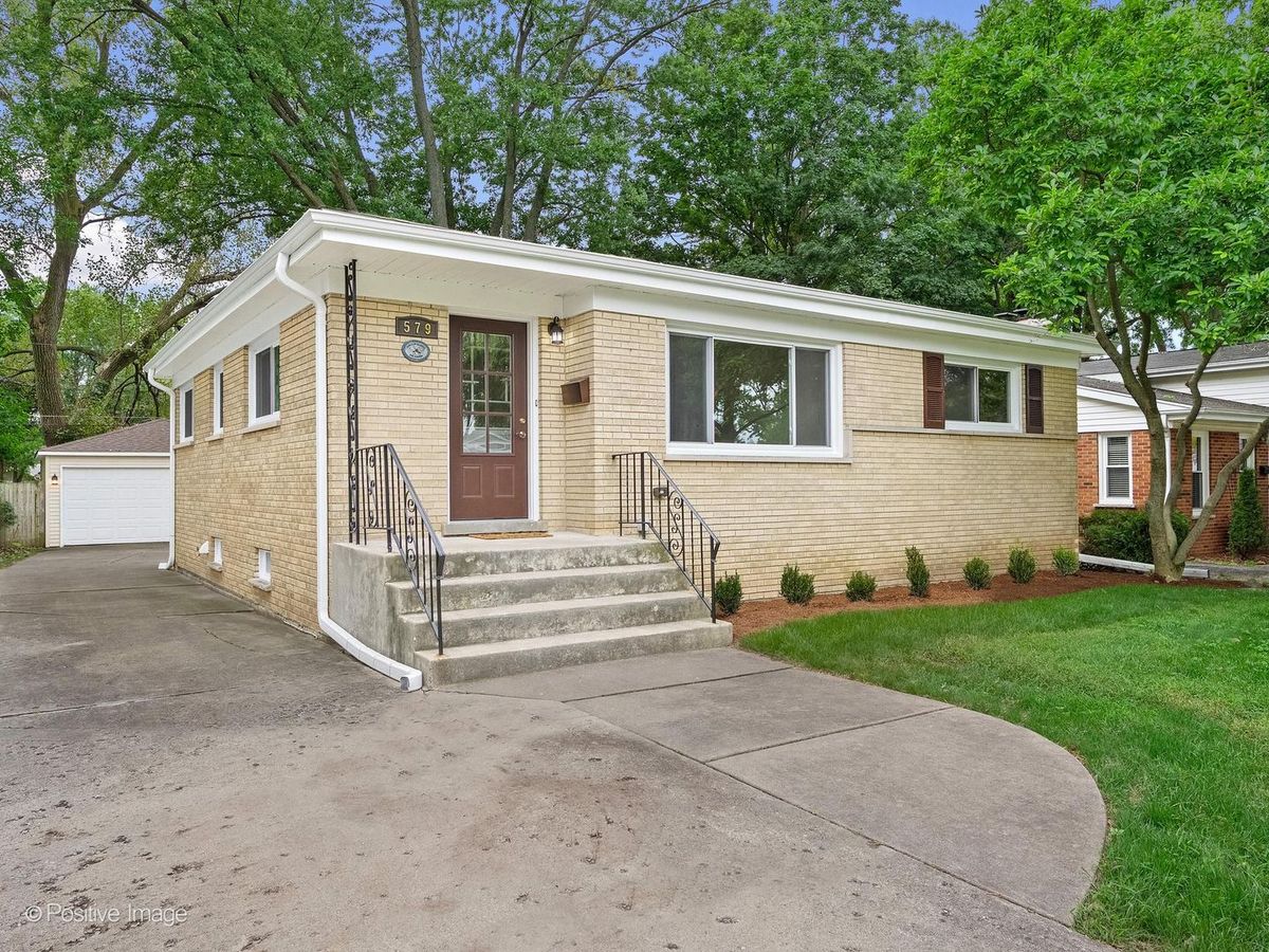 579 Dawes Ave, Glen Ellyn, IL 60137