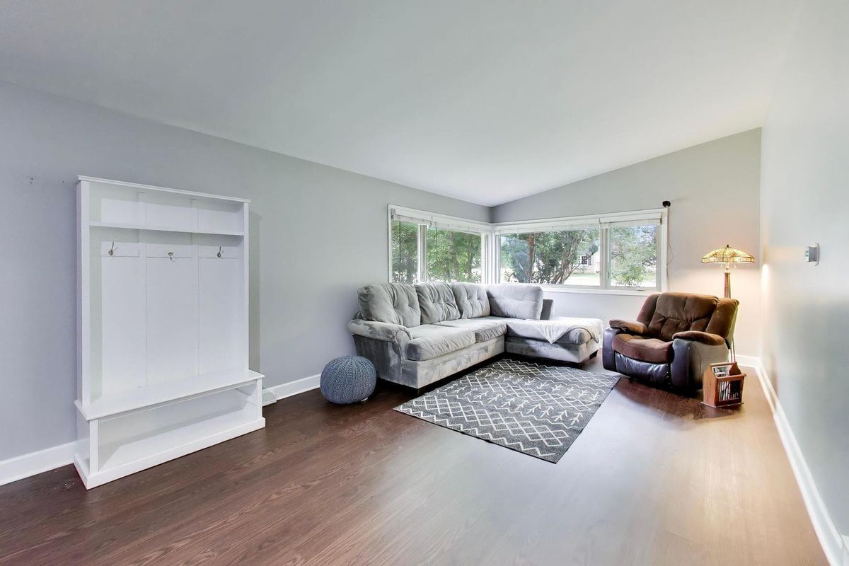 103 S Windsor Dr, Arlington Heights, IL 60004 — photo 2
