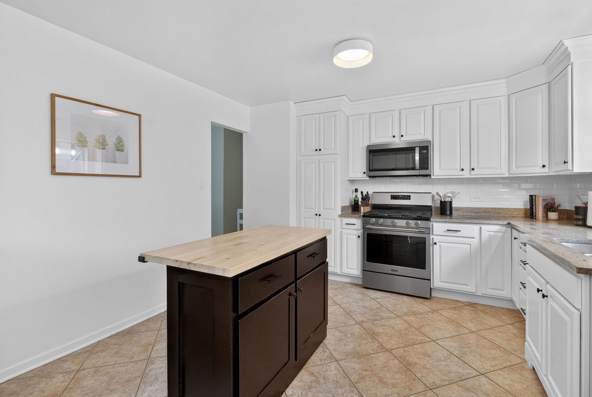 1905 Cheshire Ln, Wheaton, IL 60189 — photo 8
