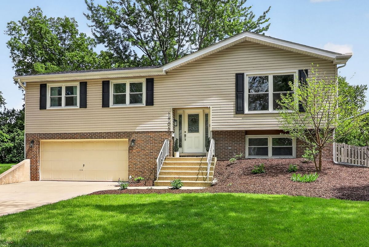 1905 Cheshire Ln, Wheaton, IL 60189