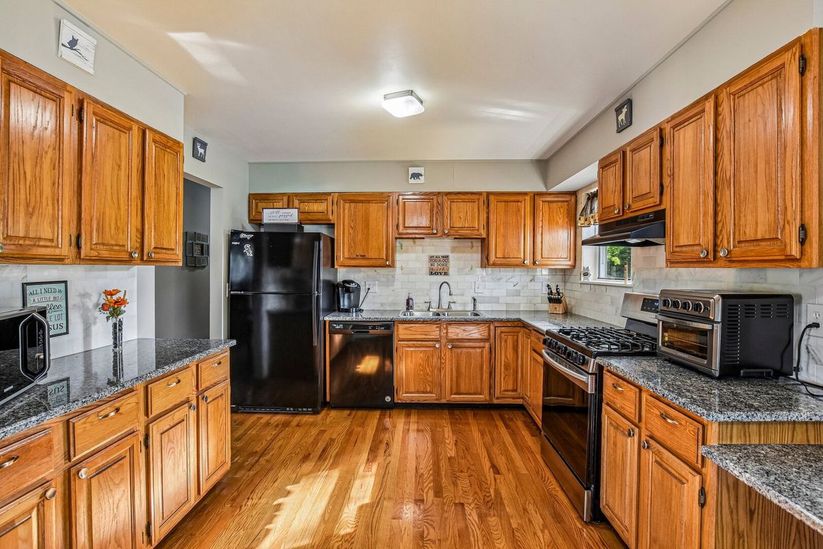 256 Meadows Dr, Sugar Grove, IL 60554 — photo 5