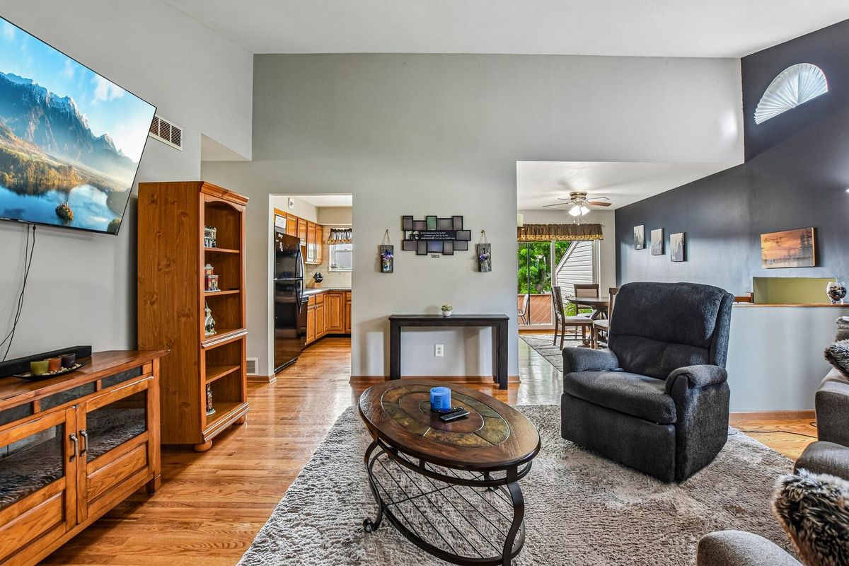 256 Meadows Dr, Sugar Grove, IL 60554 — photo 3
