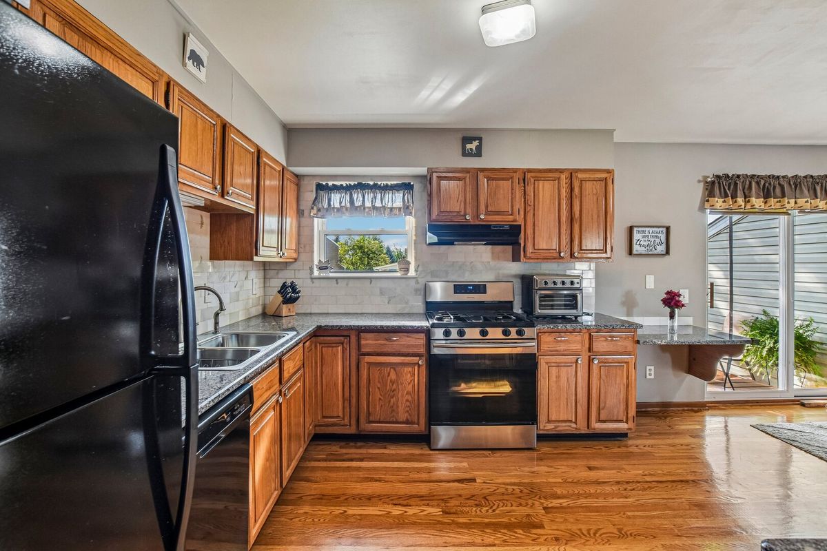 256 Meadows Dr, Sugar Grove, IL 60554 — photo 6