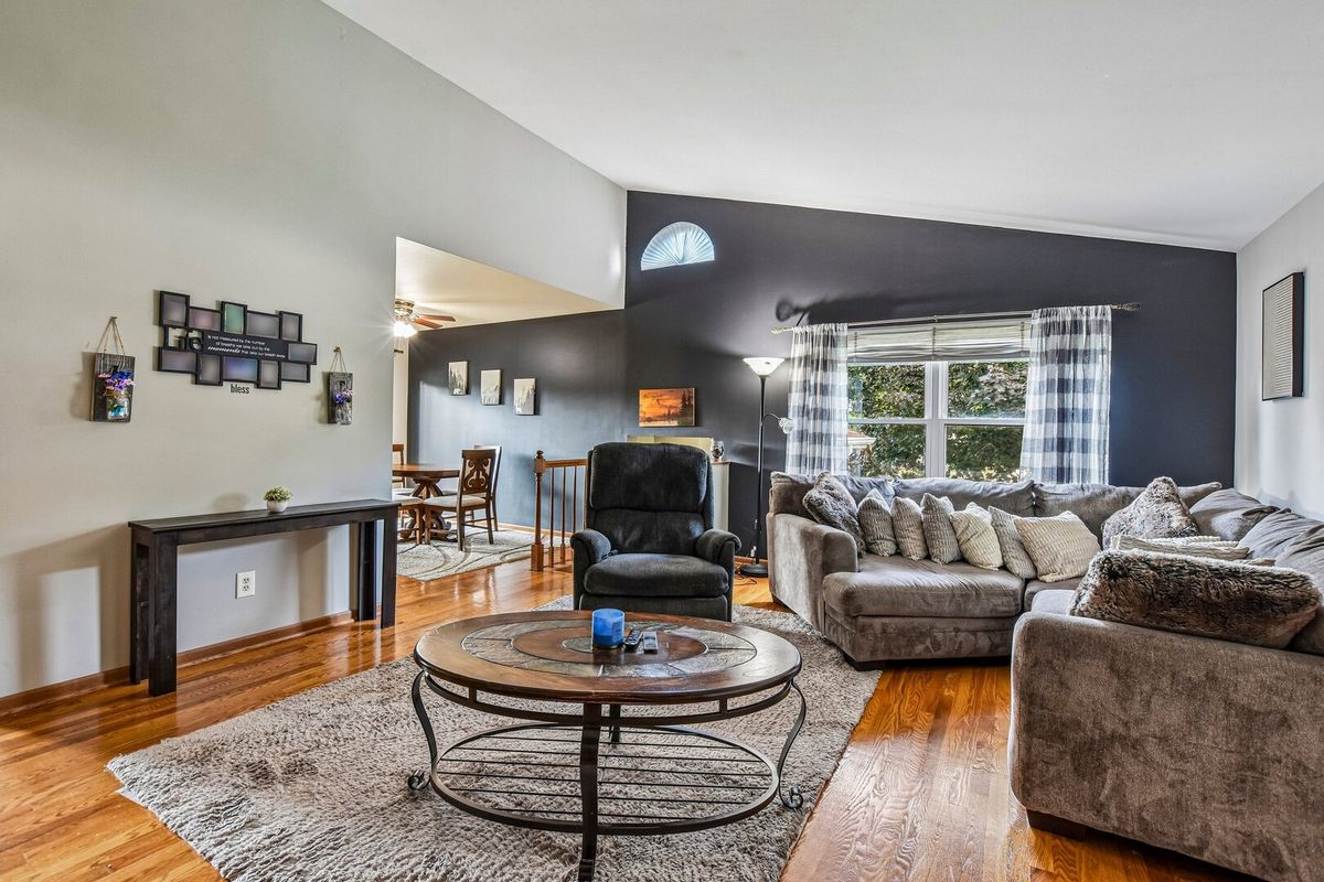 256 Meadows Dr, Sugar Grove, IL 60554 — photo 2