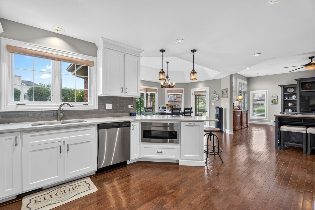 16243 W Blackhawk Dr, Lockport, IL 60441 — photo 5