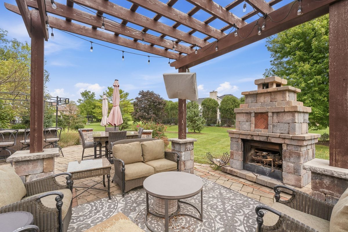 16243 W Blackhawk Dr, Lockport, IL 60441 — photo 2
