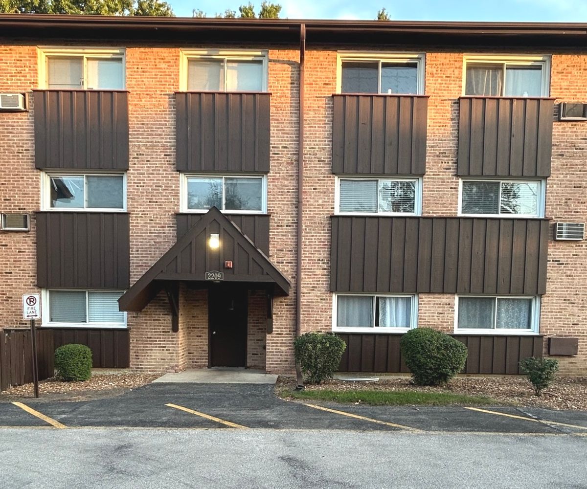 2209 Arbor Cir #25, Downers Grove, IL 60515
