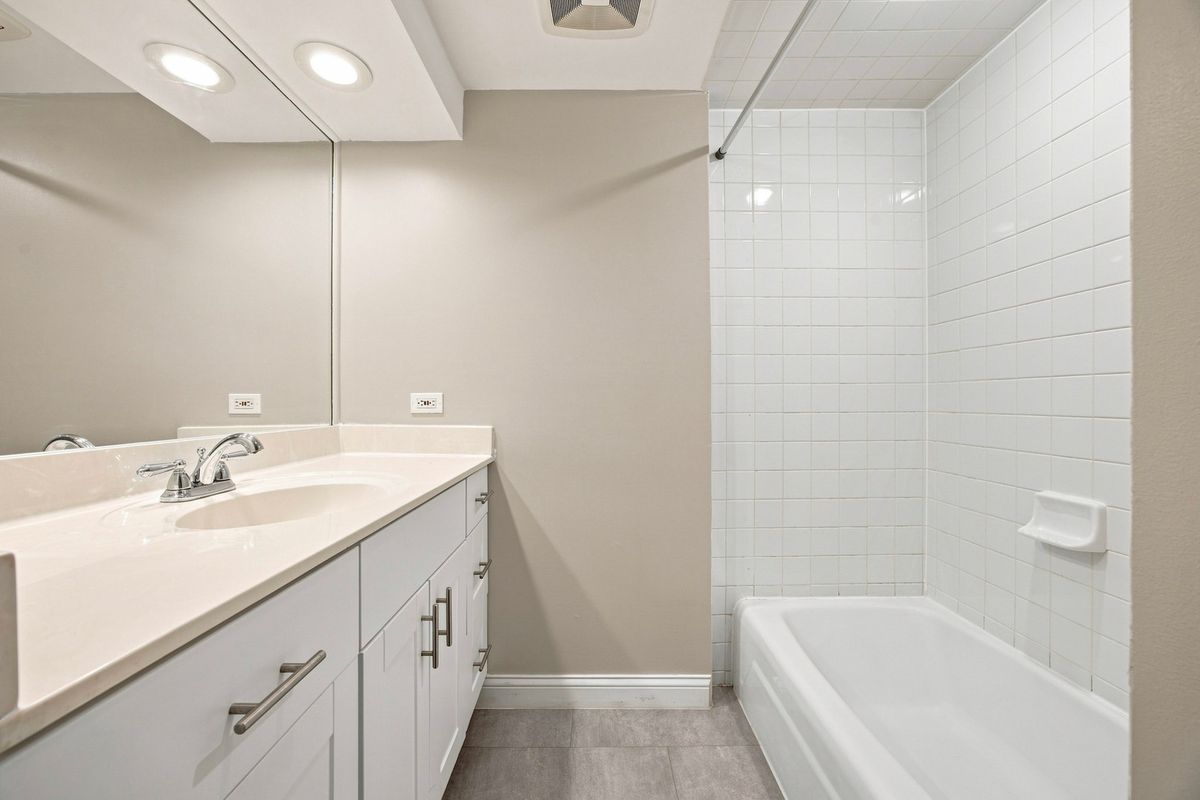 4904 W Gunnison St #1F, Chicago, IL 60630 — photo 8