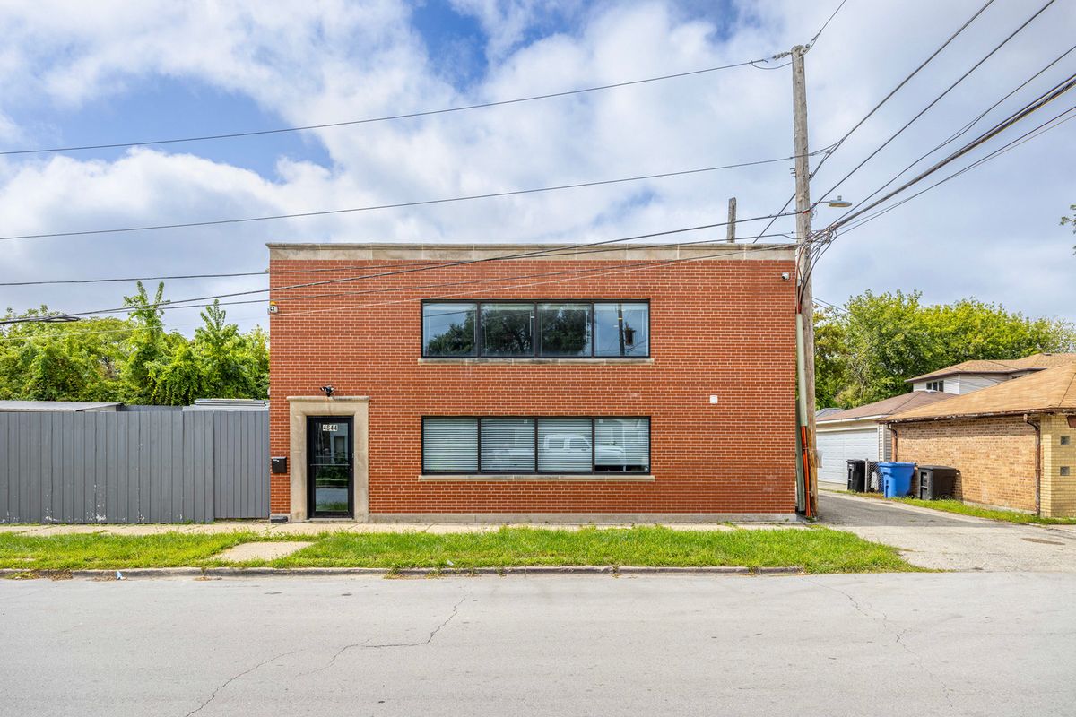 4904 W Gunnison St #1F, Chicago, IL 60630