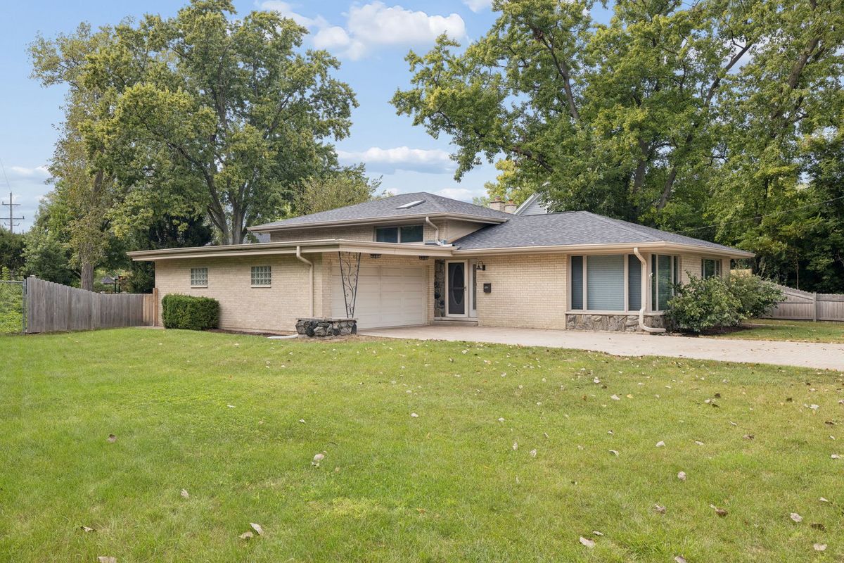 652 S Poplar Ave, Elmhurst, IL 60126