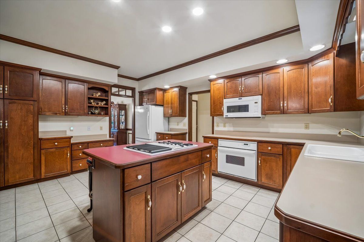 2310 Big Woods Dr, Batavia, IL 60510 — photo 7