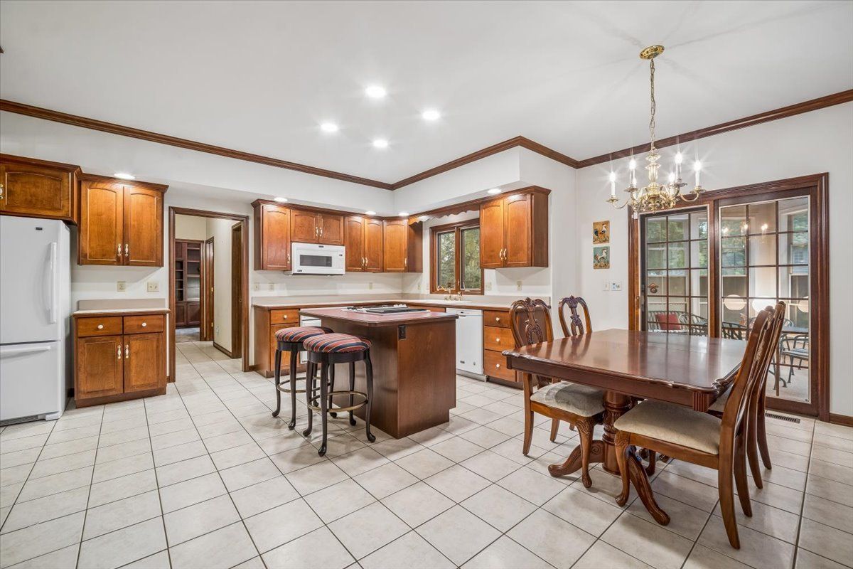2310 Big Woods Dr, Batavia, IL 60510 — photo 8