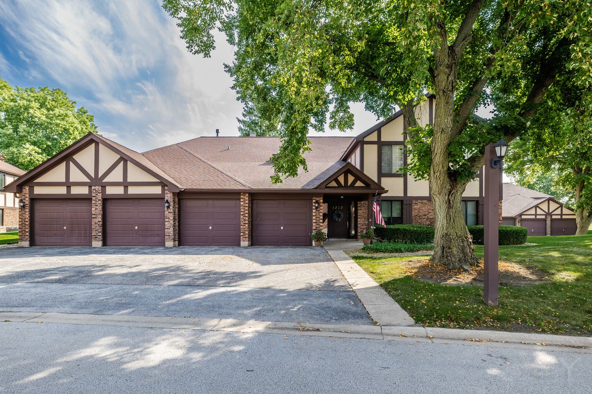 1717 Lakecliffe Dr #C, Wheaton, IL 60189