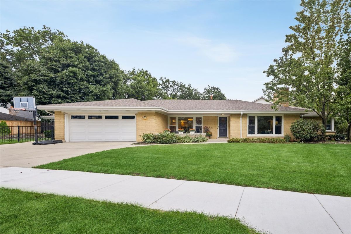 677 Wingate Rd, Glen Ellyn, IL 60137