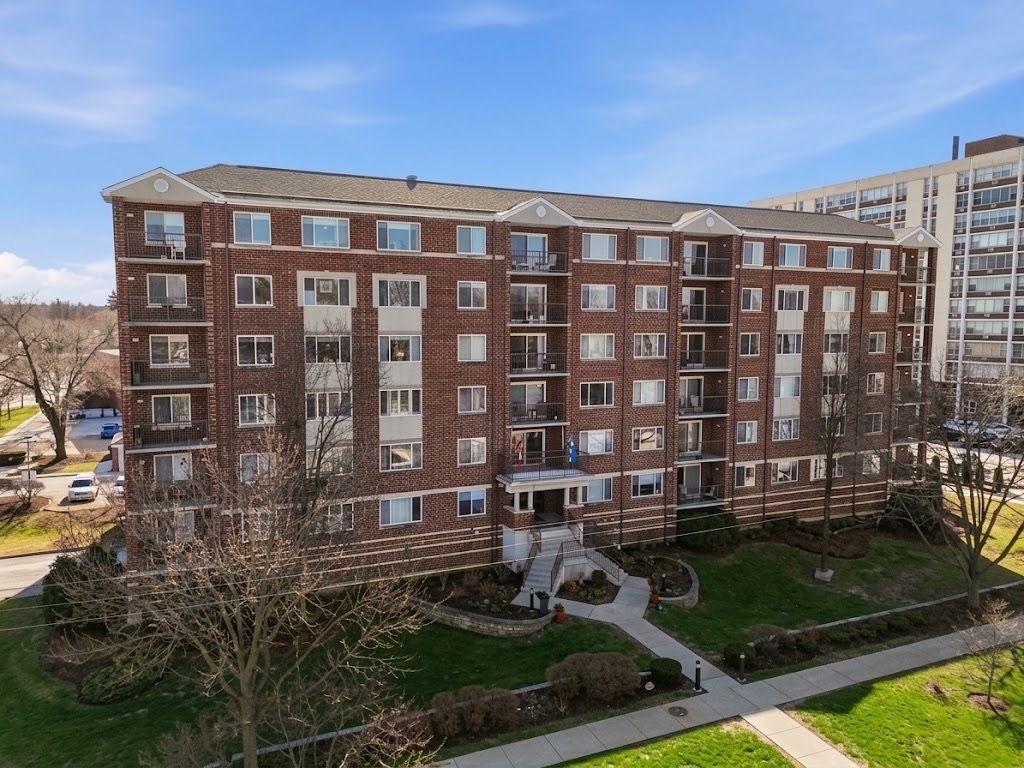 31 E Grove St #201, Lombard, IL 60148
